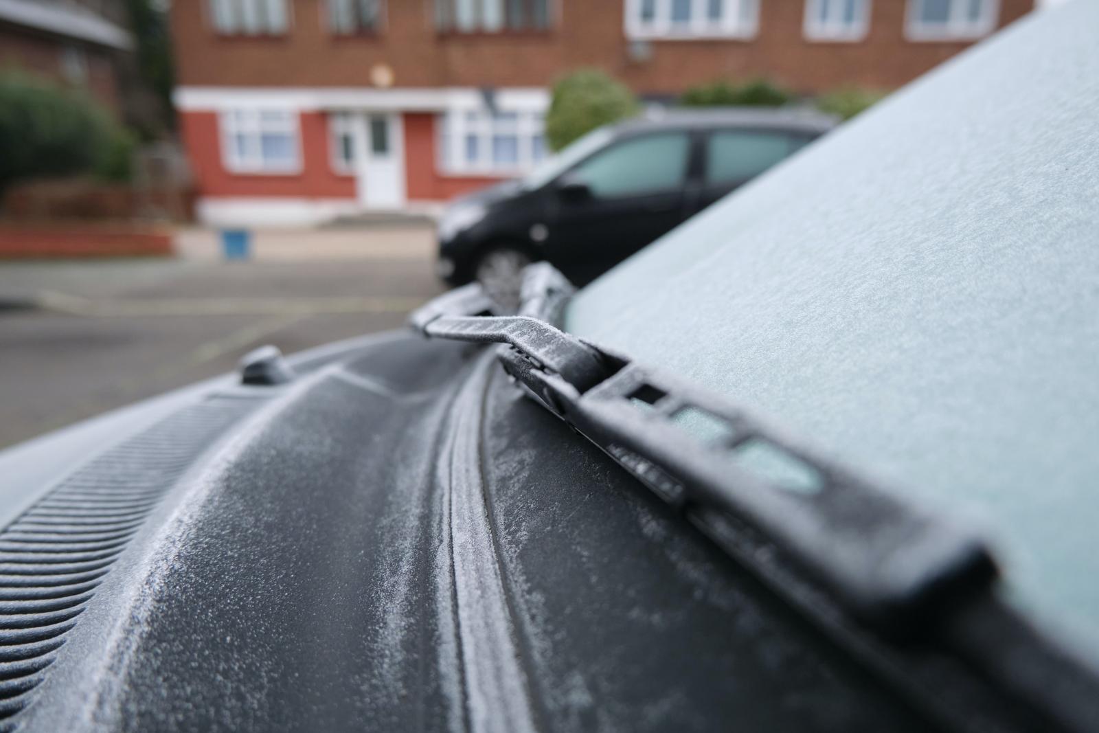 Comment dégivrer rapidement le pare-brise de sa voiture en hiver ?