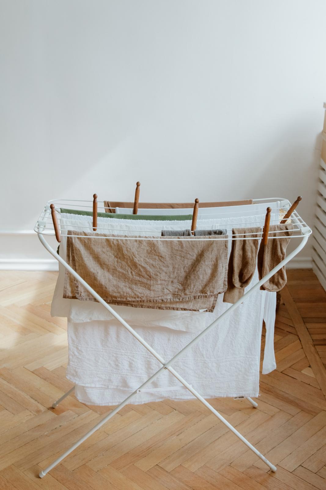 Il trucco economico per asciugare i tuoi vestiti senza asciugatrice in 2 ore
