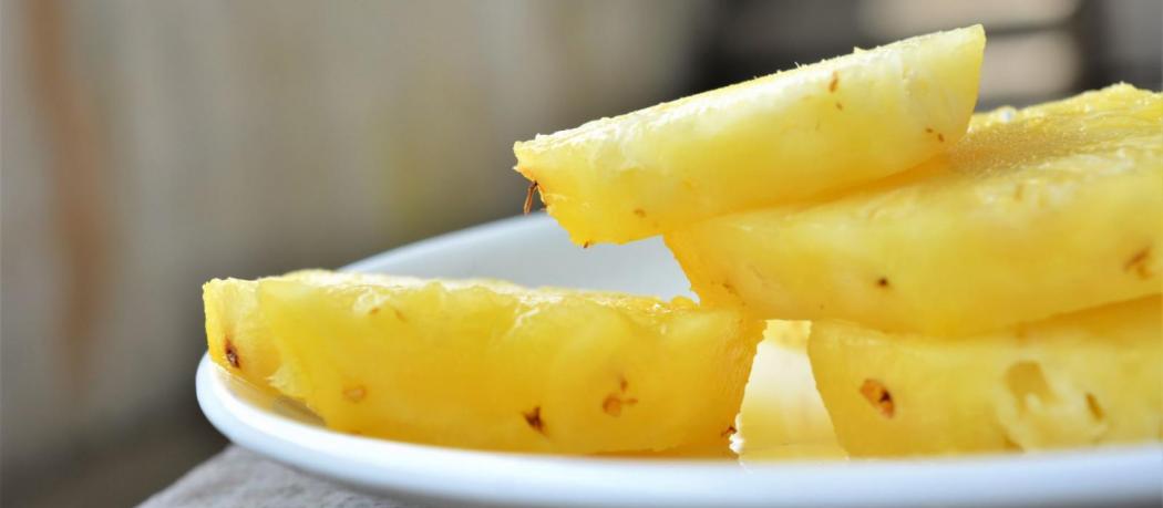On aurait tout faux ? Voici la manière correcte de manger l'ananas !