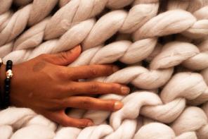 Comment tricoter une écharpe au point mousse, contre les aiguilles du froid  - La Voix du Nord