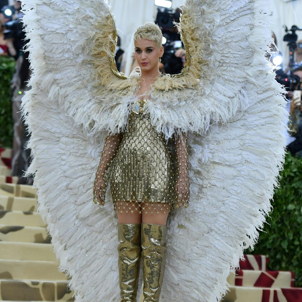 Katy Perry a elle aussi marqué cette soirée mode, déployant des ailes impressionnantes, qui accompagnaient une mini-robe et des cuissardes couleur or. Le tout confectionné par Atelier Versace. New York, le 7 mai 2018. © Hector RETAMAL / AFP