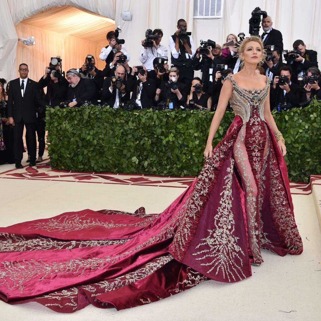 Comme à son habitude, Blake Lively était éblouissante dans une robe rouge sombre Atelier Versace, ornée d'un bustier incrusté de cristaux et d'une traîne surdimensionnée. New York, le 7 mai 2018. © Hector RETAMAL / AFP
