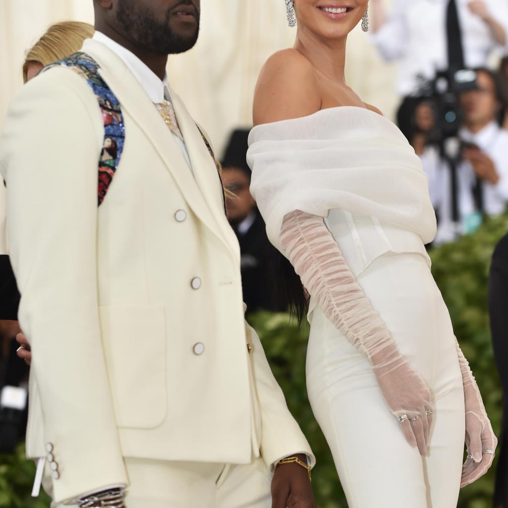 Kendall Jenner s'est démarquée dans une combinaison pantalon d'un blanc immaculé signé Off-White. Une tenue sobre et céleste qui contraste avec les autres looks de la soirée. New York, le 7 mai 2018. © Hector RETAMAL / AFP
