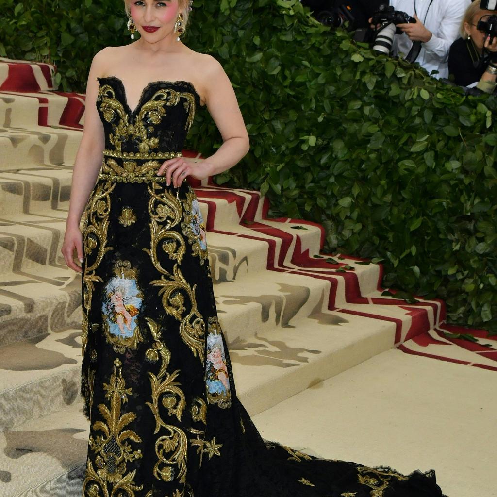 Emilia Clarke portait une robe corset noire Alta Moda par Dolce &amp; Gabbana, sublimée par des ornements couleur or. New York, le 7 mai 2018. © Hector RETAMAL / AFP