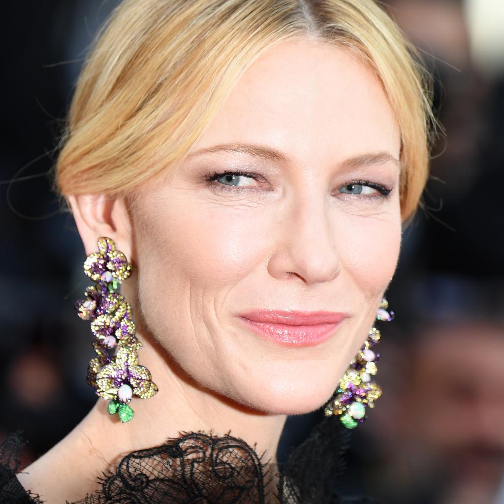 La présidente du jury Cate Blanchett portait des boucles d'oreilles en forme d'orchidées issues de la "Red Carpet Collection" de Chopard pour la première montée des marches du 71e Festival de Cannes. Le 8 mai 2018.