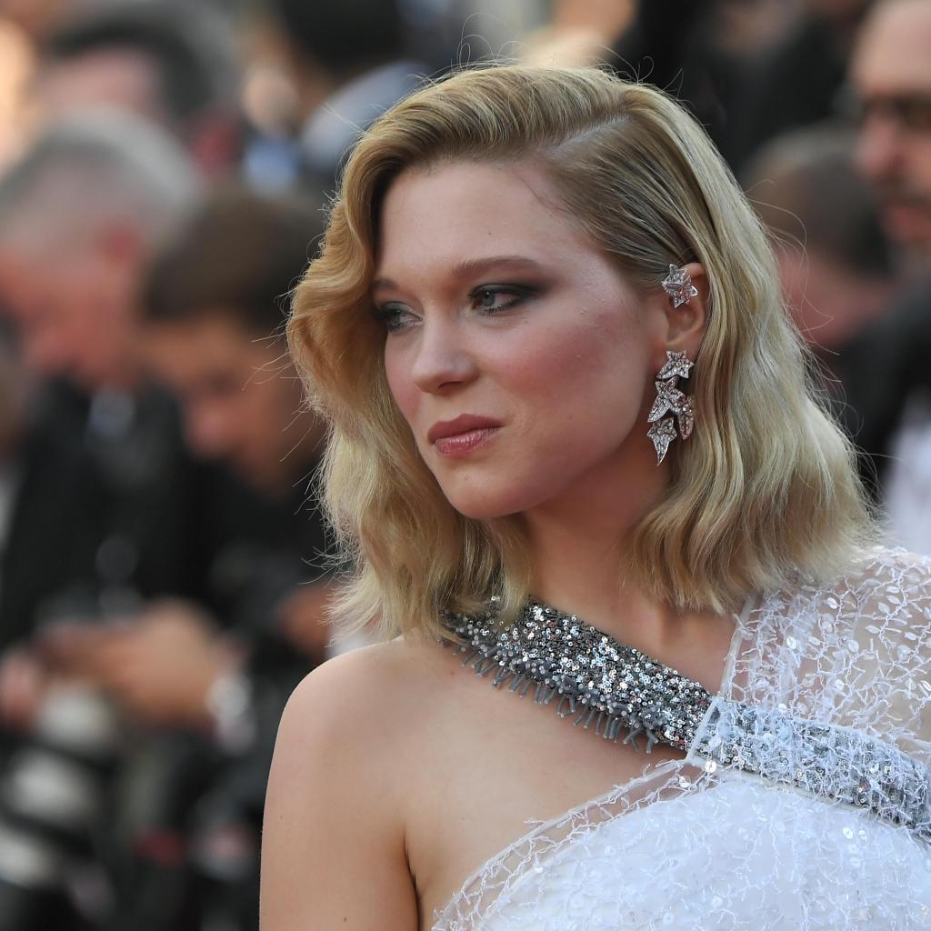 Parfaitement assortis à la robe de Léa Seydoux, les pendants d’oreilles asymétriques 'Lierre de Paris' de Boucheron, en or blanc et diamants, ont illuminé le tapis rouge. Cannes, le 8 mai 2018.