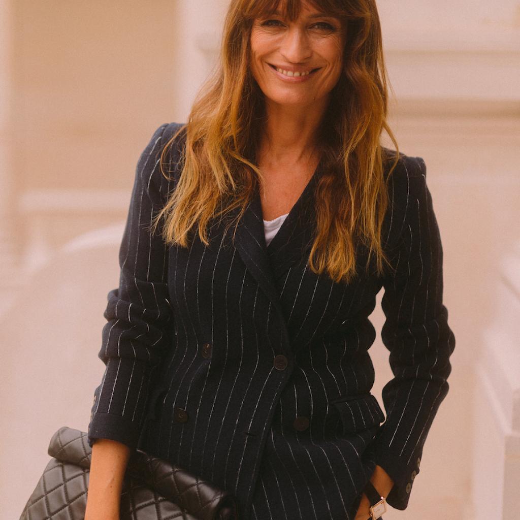 Caroline de Maigret portait un jean gris de la collection Prêt-à-Porter Printemps-Eté 2021, une veste en cachemire Barrie et un sac Chanel.
