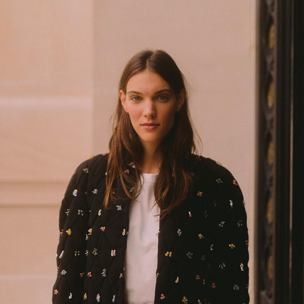 Charlotte Cardin affichait quant à elle un blouson noir en coton brodé de la collection Métiers d’art Paris-31 rue Cambon. 