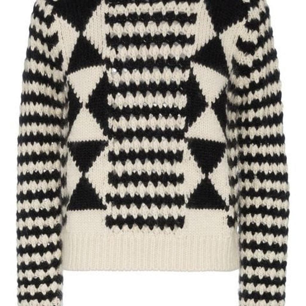 Quand la maison de prêt-à-porter de luxe, Yves Saint Laurent tricote de la maille, c’est pour le plus grand bonheur de ces messieurs. Ce pull à motif intarsia en laine, alpaga et mohair donne un look chaudement sexy.