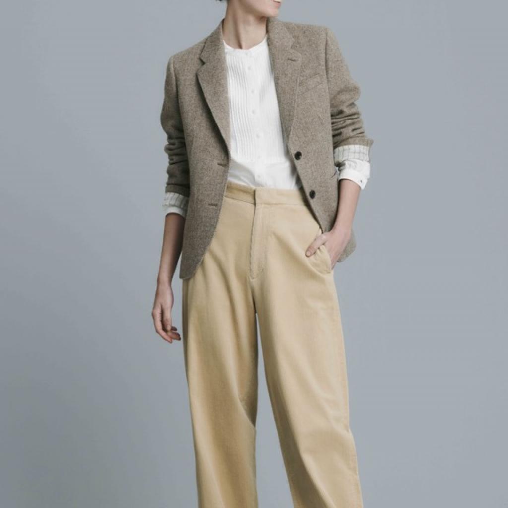 Blazer en tweed beige, 99,90€<br />Chemise blanche en sergé de coton manches longues, 29,90€<br />Pantalon large en velours côtelé beige, 39,90€<br /> 