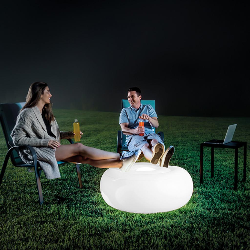 <strong>Double fonction pour ce pouf lumineux gonflable</strong>, avec batterie rechargeable et lumière LED d’une autonomie de 5 h maximum, 4 couleurs (H 33 x Ø 86 cm), 40 €, l’une, chez Intex (intex.fr). 