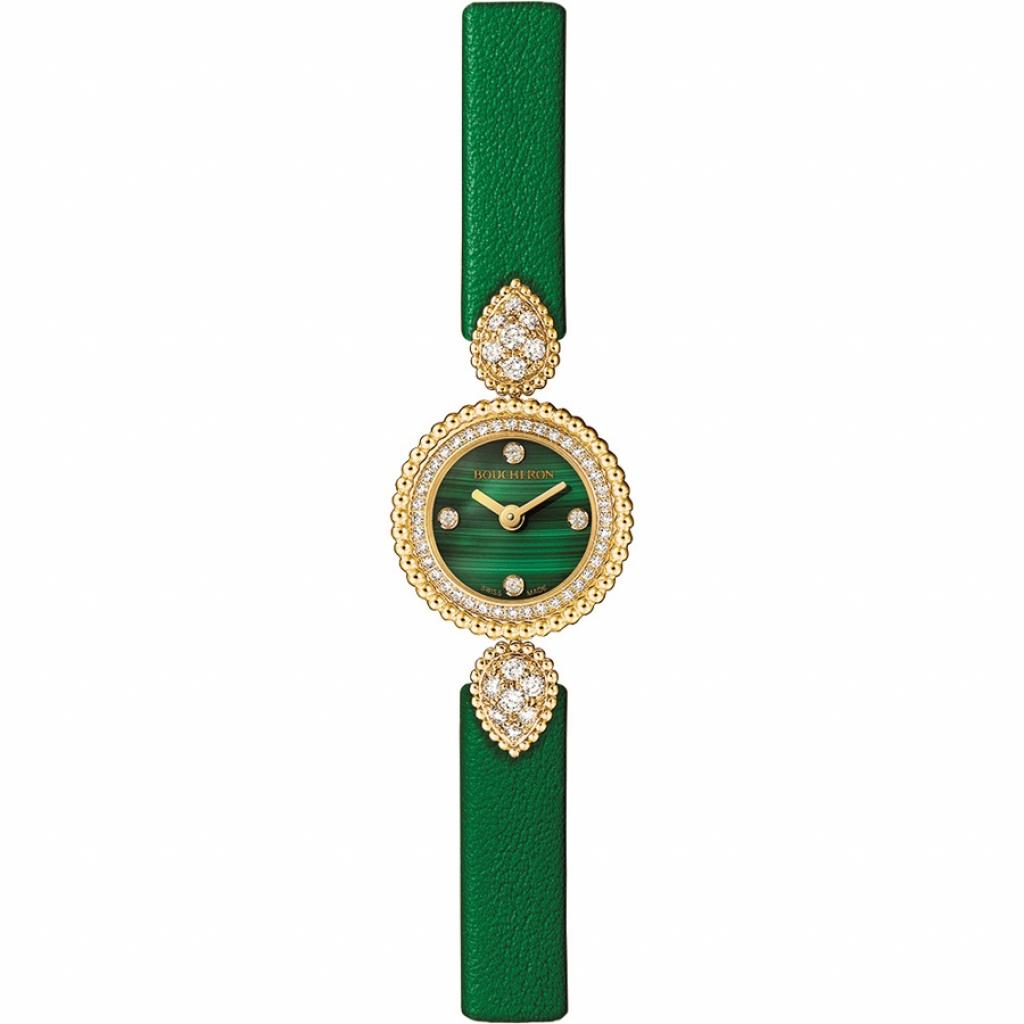 En or jaune sertie de diamant, cadran en malachite orné de quatre diamants, bracelet cuir vert. Prix : 11.900 €.