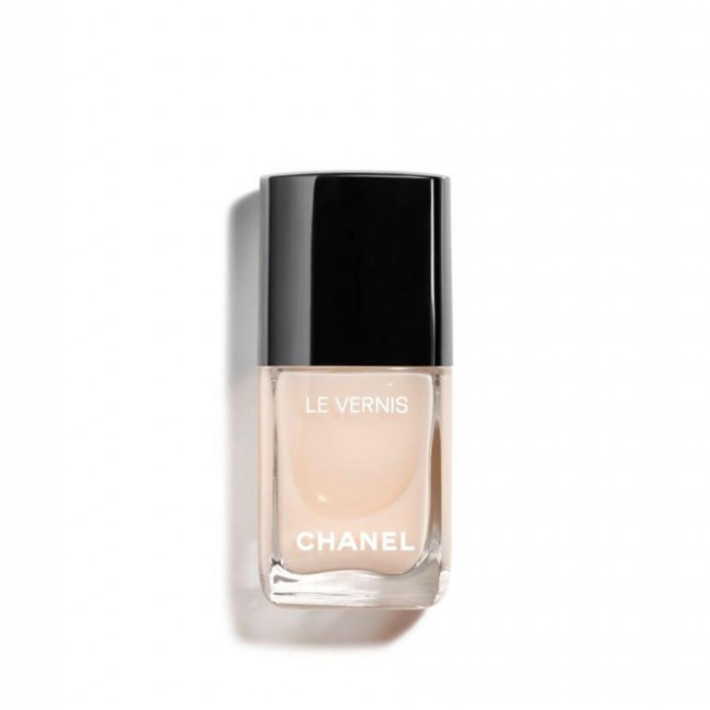 <em>Vernis longue tenue, blanc, Chanel, disponible <a href="https://www.chanel.com/fr_BE/parfums-beaute/maquillage/p/ongles/vernis-a-ongles/le-vernis-longue-tenue-p159500.html#skuid-0159548" target="_blank">ici</a>. </em>