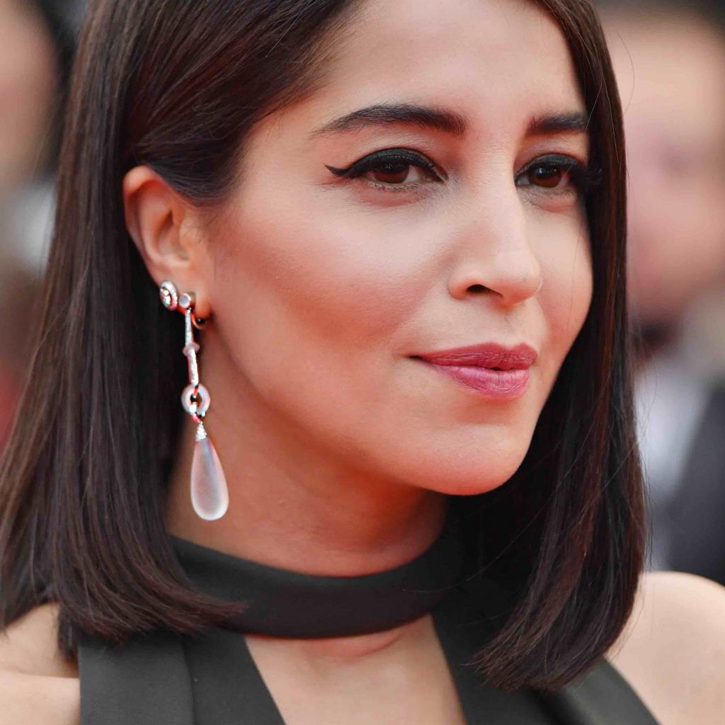 La sublime actrice Leïla Bekhti a foulé le tapis rouge dans une robe noire, accessoirisée avec les pendants d’oreilles 'Gouttes' en cristal de roche et or blanc serti de diamants de Boucheron. Cannes, le 8 mai 2018.