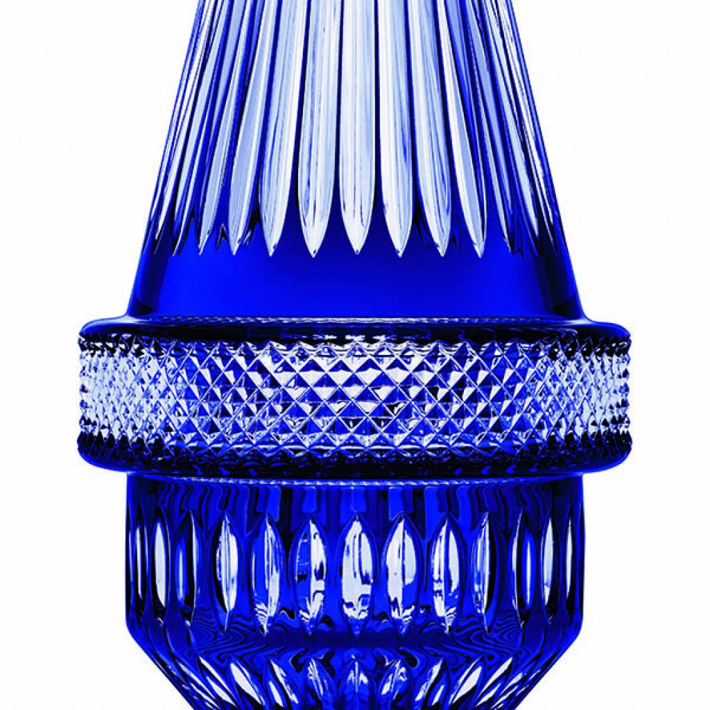 <strong>Tradition revisitée </strong><br />Vase en cristal transparent, bleu royal, ou flanelle. Cinq versions, dont deux pièces de prestige en couleur. H 30 x L 17 cm. Modèle Matrice, création Kiki Van Eijk, 2 500 € et 4 950 € (modèle en édition limitée de 188 exemplaires) pour La Cristallerie de Saint-Louis (<a href="http://www.saint-louis.com" target="_blank">www.saint-louis.com</a>). © Saint-Louis