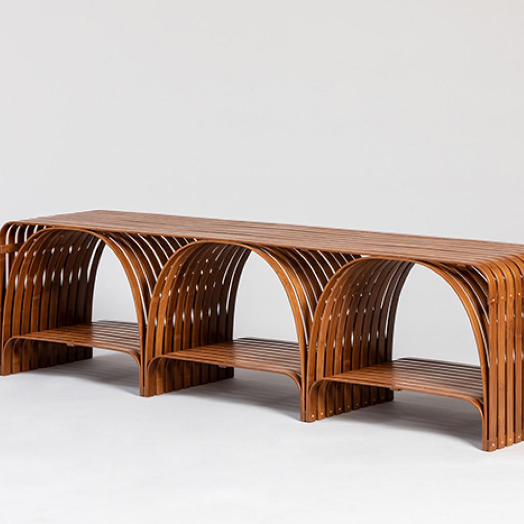 <strong>The Bridge Bamboo Bench</strong>, banc en bambou cintré (165 x 44 x 43 cm), création sebastian Herkner et Ming An Wu chez Spazio Nobile, 8 000 € (spazionobile.com). © Spazio Nobile