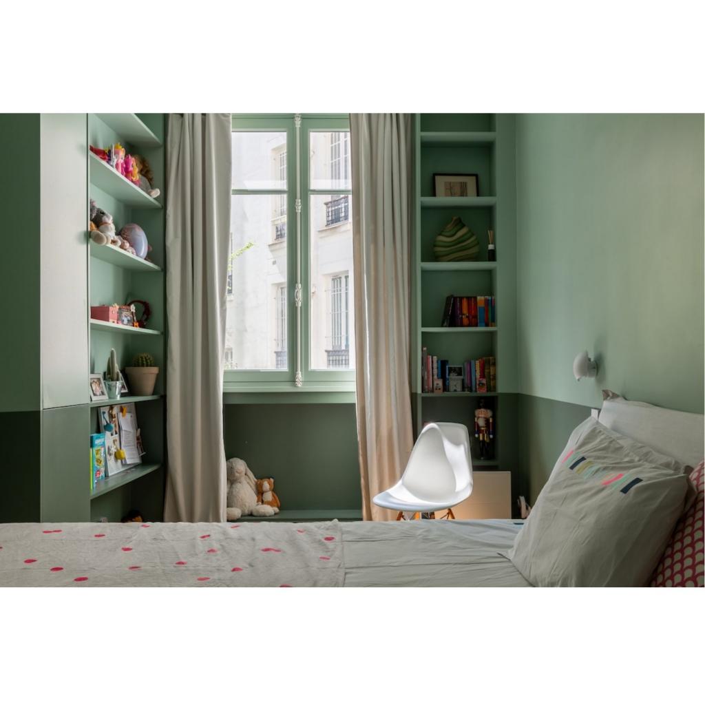 Effet de cimaise, pour structurer une petite chambre et mettre en valeur son volume et ses rangements sur mesure, avec une peinture en deux tons verts proches.