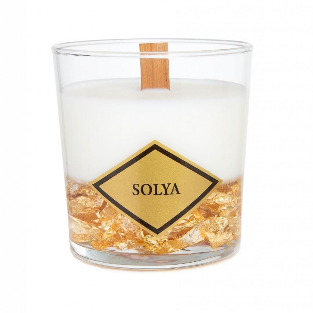 Une bougie au doux parfum de bois de santal, Solya, 69 €. <a href="https://www.solya.be/les-bijoux-de-maison/bougie-orgm" target="_blank">Disponible ici</a>. 