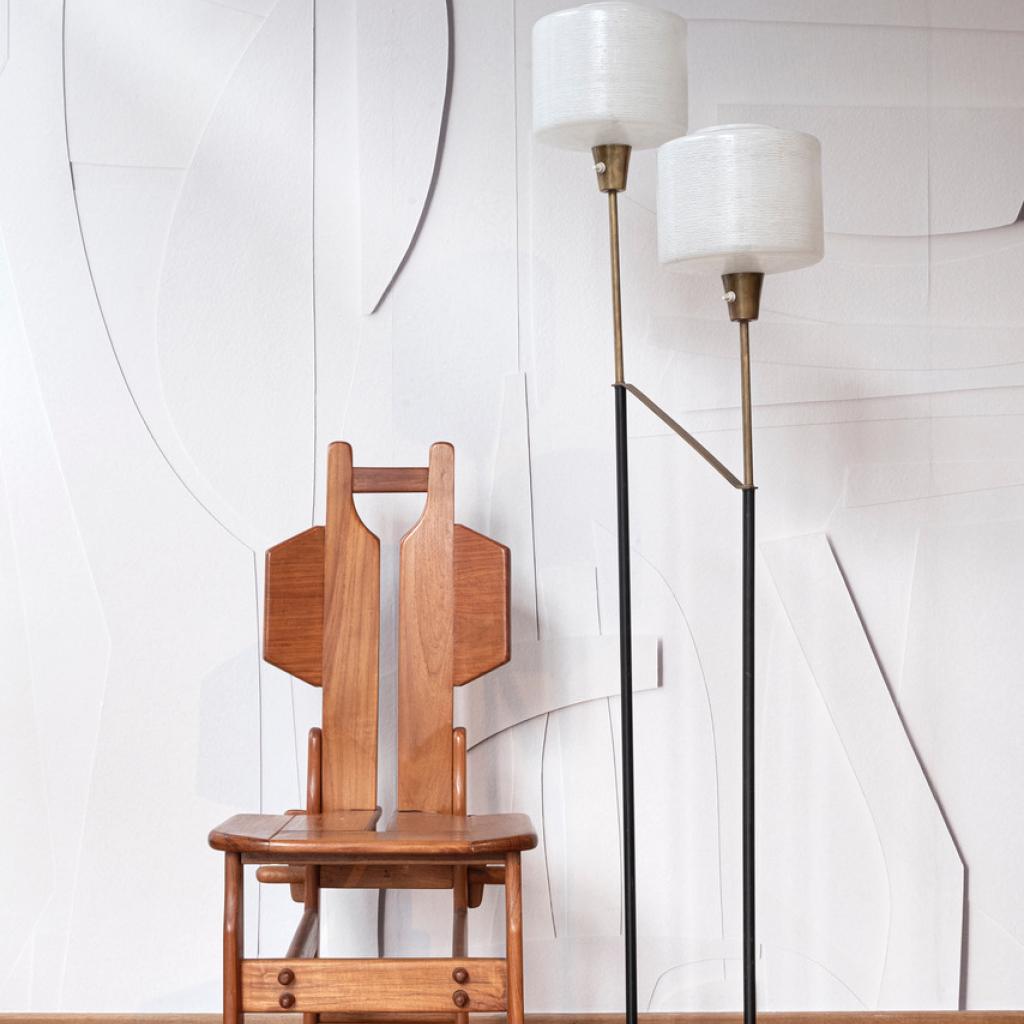 <em>Collection White Spirit, gamme de 20 tons. Chaise et luminaire, chez Patterns. © KAATJE VERSCHOREN</em>