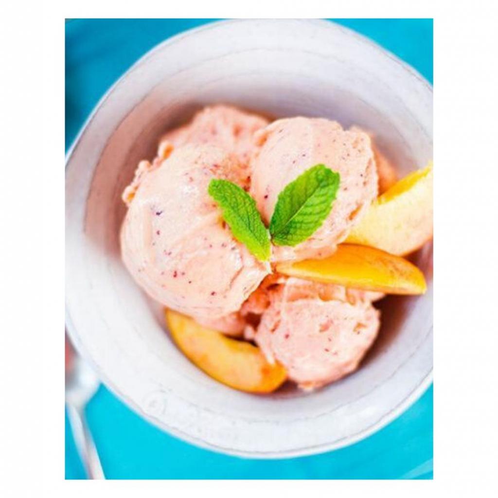 Le yaourt glacé à la pêche. Découvrez la recette <a href="https://www.asweetpeachef.com/peach-frozen-yogurt/" target="_blank">ici.</a>
