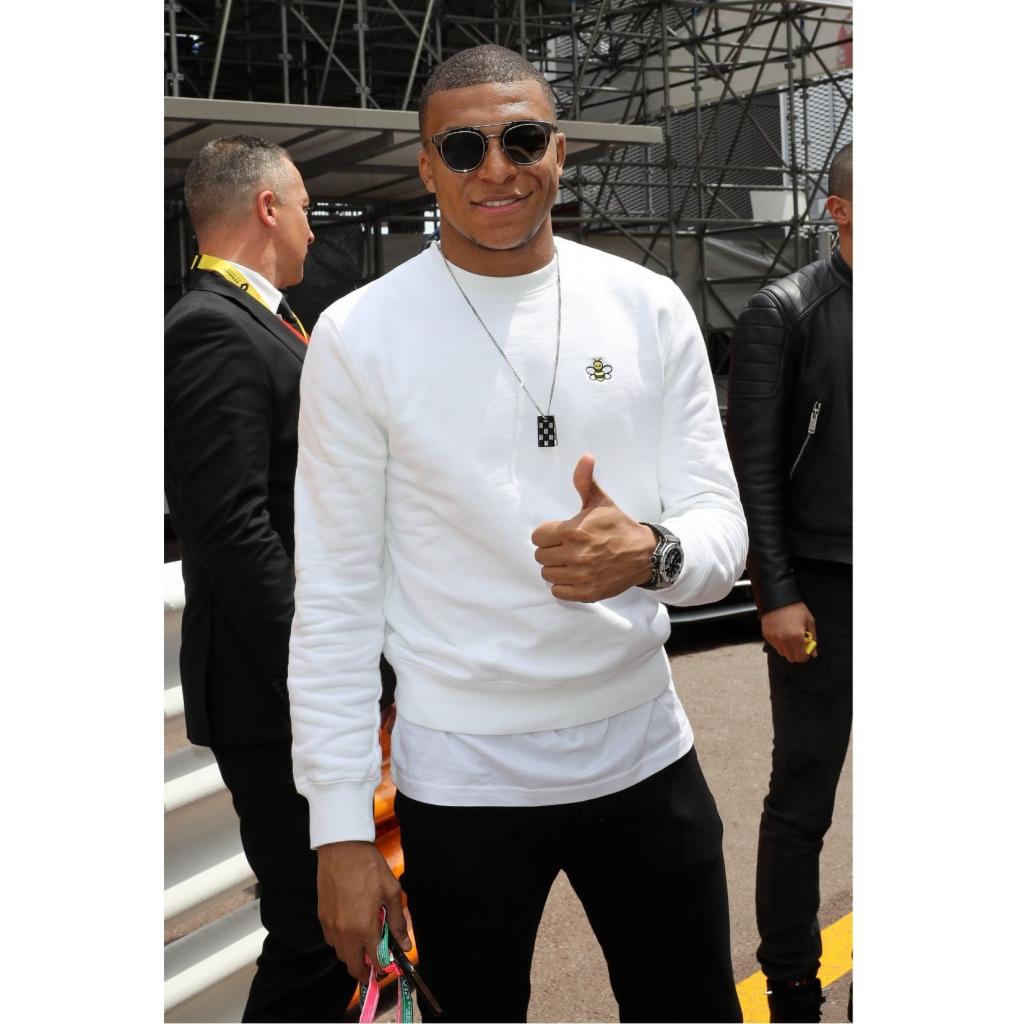 En 2019, lors des essais du 77ème Grand Prix de Formule 1 de Monaco, il portait un sweat-shirt en coton blanc “KAWS bee” de la collection hommes été 2019 ainsi qu’un jean en denim noir et une paire de lunettes de soleil noires “DIOR Composit 1.0”.