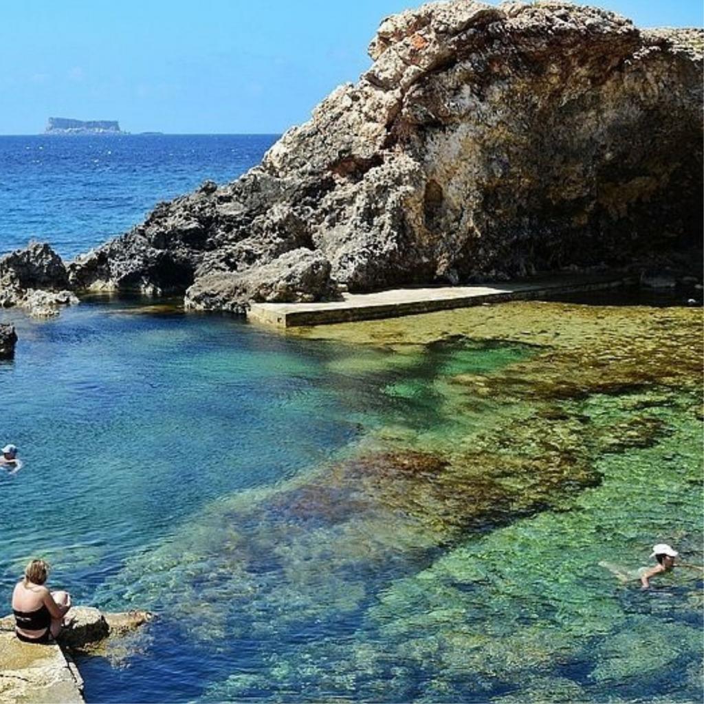 Les piscines naturelles de l'Île de <a href="http://www.visitmalta.com">Malte</a>, un secret bien gardé de l'île qui compte une dizaine de piscines de rêve entre mer et lagon qui méritent à elles seules le voyage