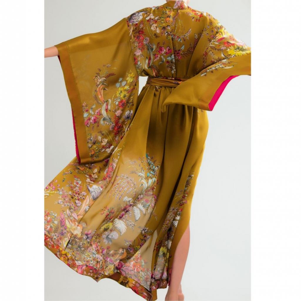 Un kimono long en soie satin légère, Carine Gilson, 1890 €.  <a href="https://carinegilson.com/fr/boutique/kimono-long-en-soie-satin-legere-3/" target="_blank">Disponible ici.</a> 