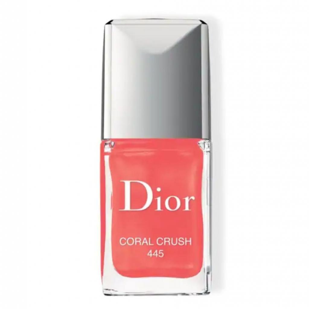 <em>Vernis à ongles corail, Dior, disponible <a href="https://www.sephora.fr/p/dior-vernis-P2959019.html" target="_blank">ici.</a> </em>