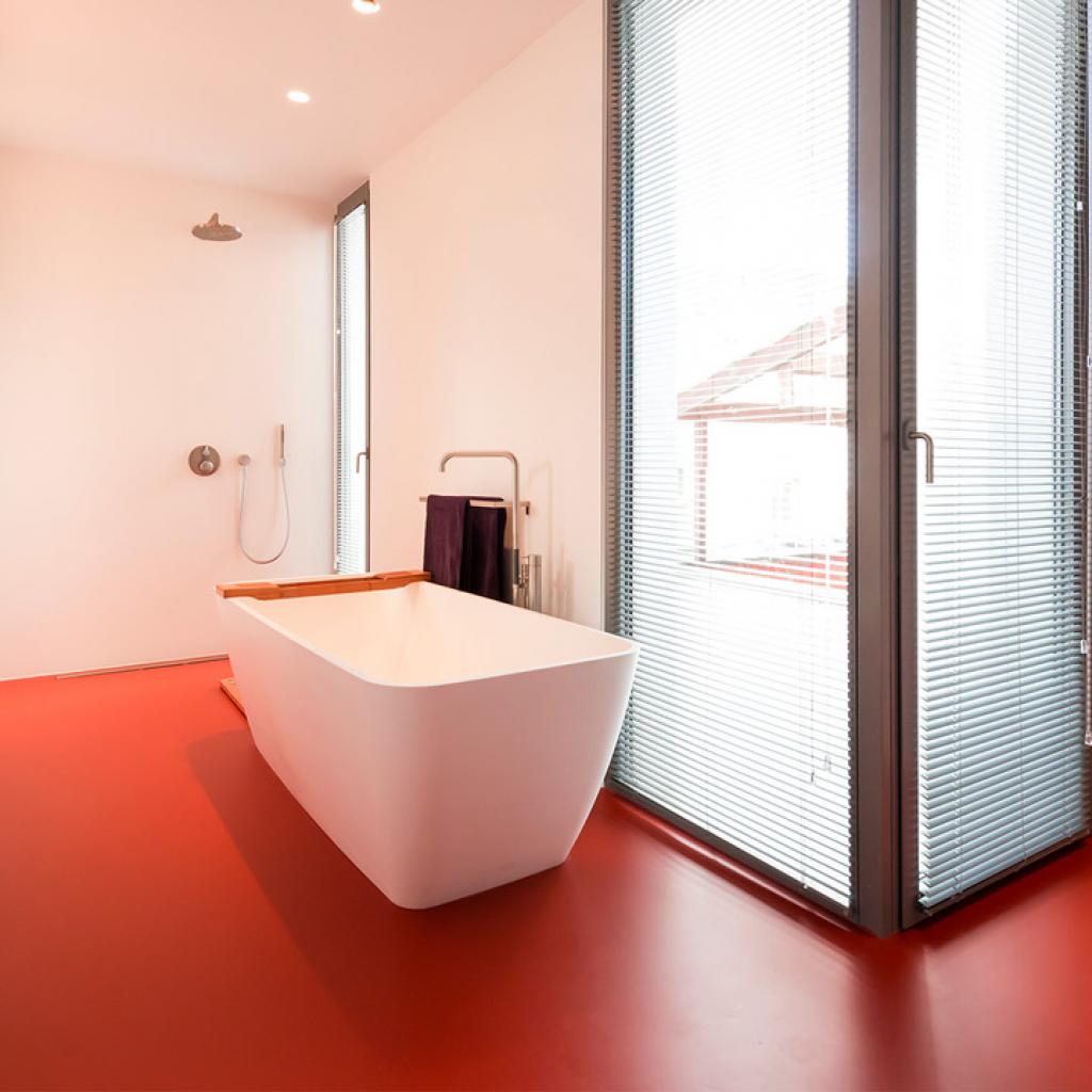 <em>Sol en résine coulé pour salle de bains (finition Mellow, gamme de 41 teintes possibles) chez Liquid floors.</em>