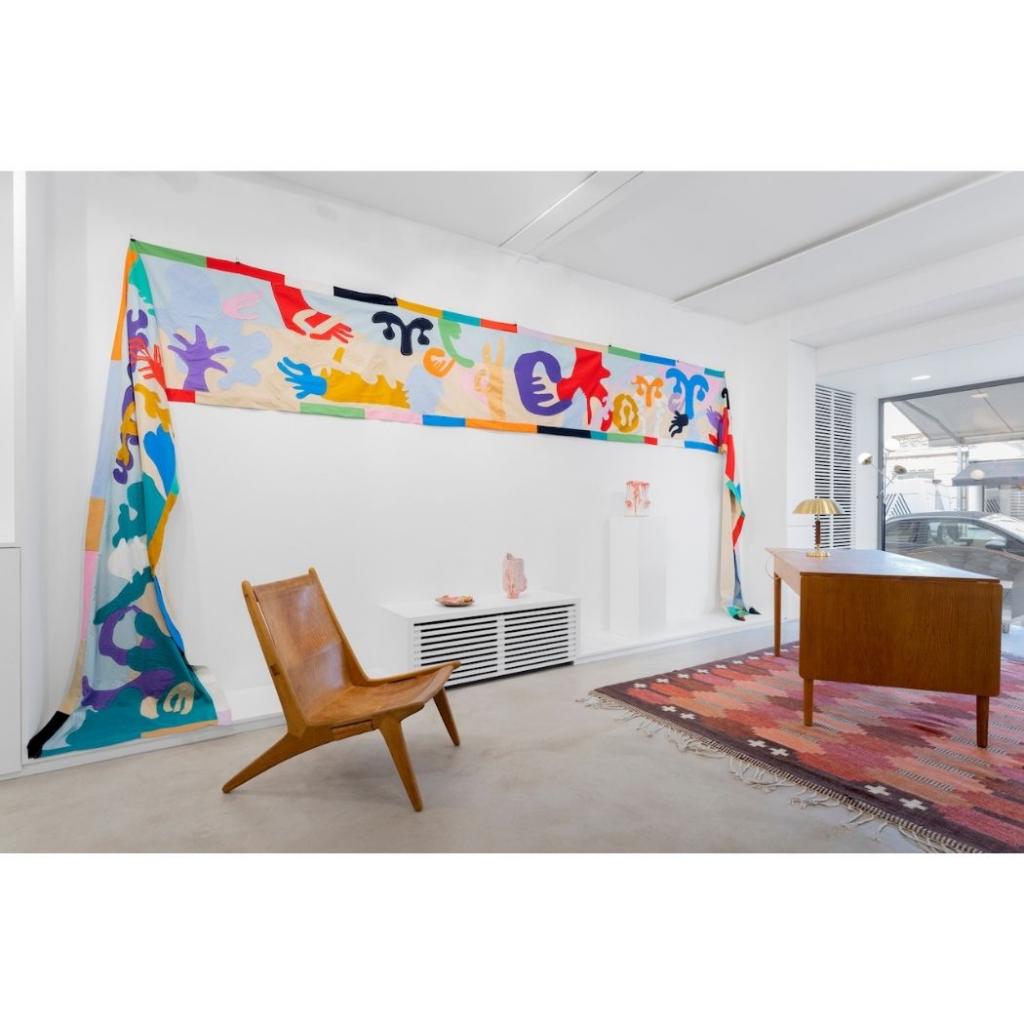 Au mur, une œuvre textile de Darius Dolatyari, fauteuil d’Uno et Osten Kristiansson. Sur le bureau (Hans Wegner), lampe de table, Hans Bergstrom. <sup><em>©HUGARD &amp; VANOVERSCHELDE</em></sup>