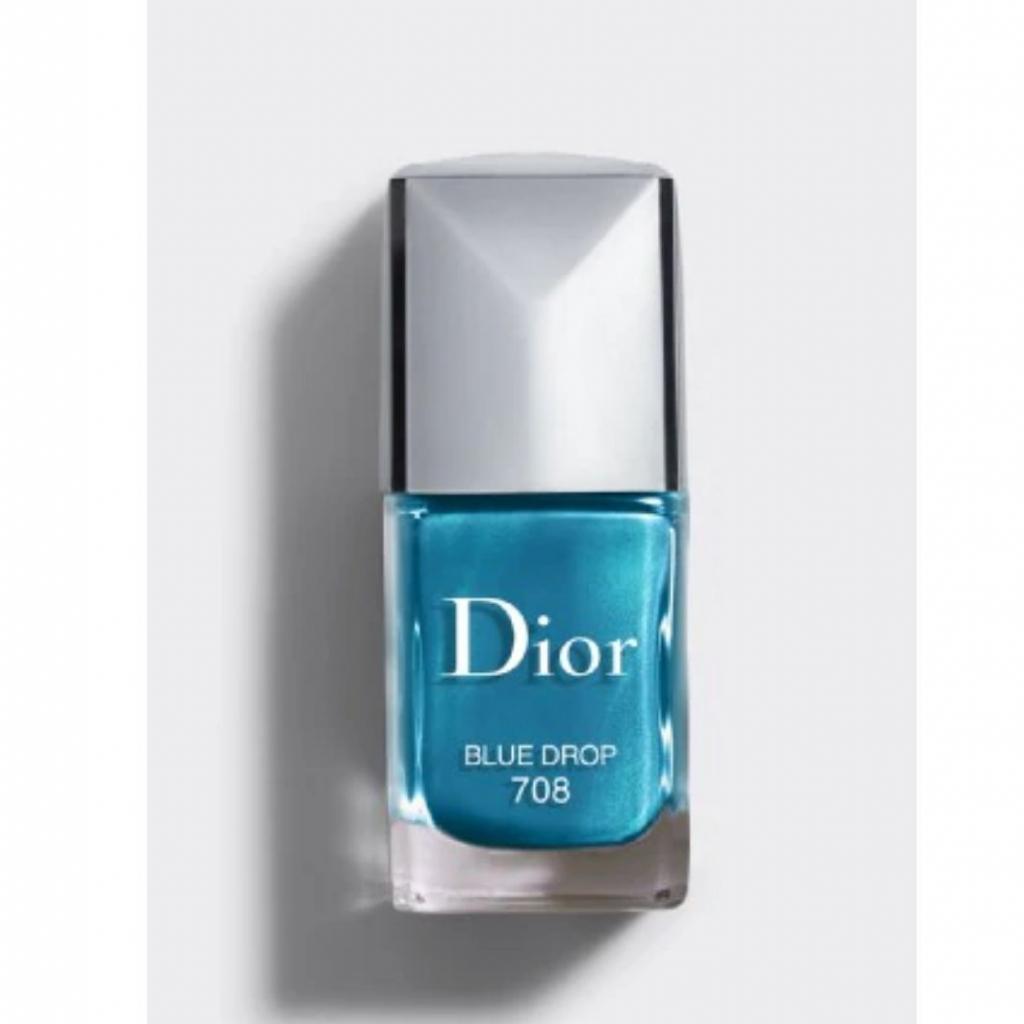 <em>Vernis à ongles, couleur bleu turquoise, Dior, disponible <a href="https://www.dior.com/fr_be/products/beauty-Y0002959_F000355708-dior-vernis-vernis-haute-couleur-brillance-et-tenue-effet-gel?gclid=CjwKCAjwztL2BRATEiwAvnALcows4csVDZN9iOy4qq4ryBeOhNlcRIa4rE0RoQcLri2nKNOgZdheKRoCq-oQAvD_BwE" target="_blank">ici.</a></em>