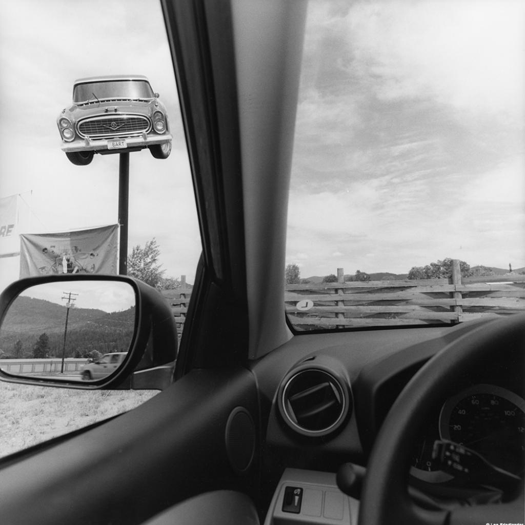 Lee Friedlander, California, série America by Car, 2008. Tirage gélatino-argentique, 51 × 40,5 cm. Courtesy Galerie Fraenkel, San Francisco.<br />© Lee Friedlander, courtesy Fraenkel Gallery, San Francisco.