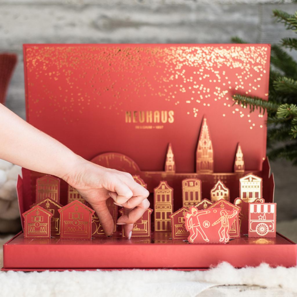 Le calendrier de l’Avent Neuhaus Chocolate Winter Wonderland Pop-up, s’inspire du lieu de naissance de la praline. A Bruxelles, où la magie de la ville opère chocolat après chocolat. 25 pralines qui nous régalent jour après jour.