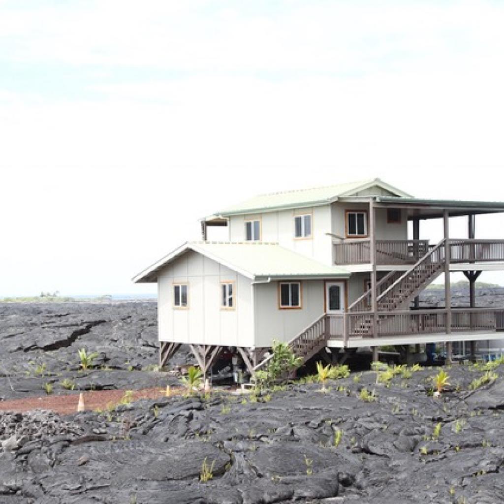 <em>Les Usages du Monde, habitat sur lave, Hawai. © John Sanphillippo </em>