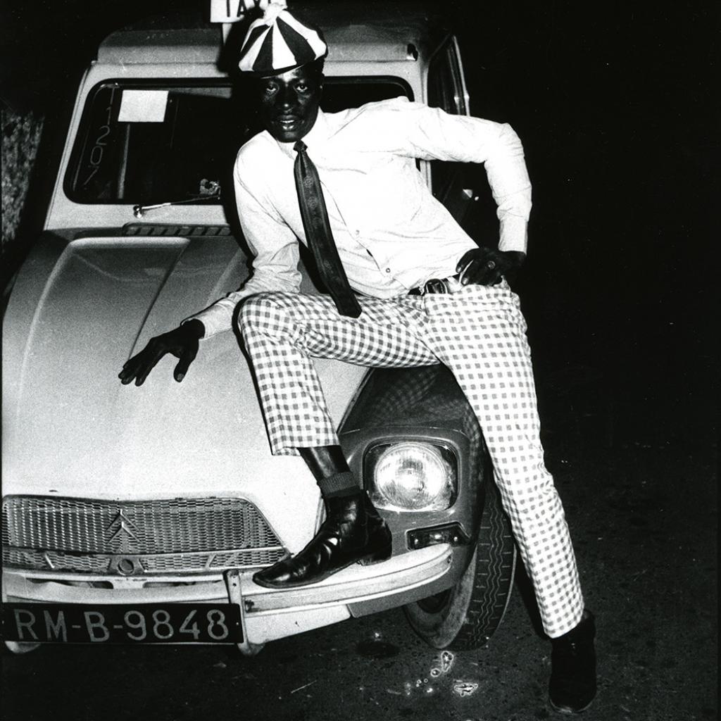 Malick Sidibé, Taximan avec voiture, 1970 Tirage gélatino-argentique, 40 x 30 cm Courtesy Galerie Magnin-A, Paris © Malick Sidibé.