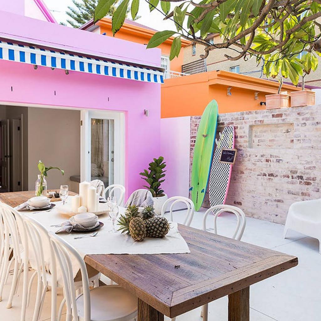 Située à seulement 80 mètres de l’emblématique plage de Bondi, cette maisonnette rose à la literie digne d’un hôtel cinq étoiles est l’endroit rêvé pour une lune de miel.
