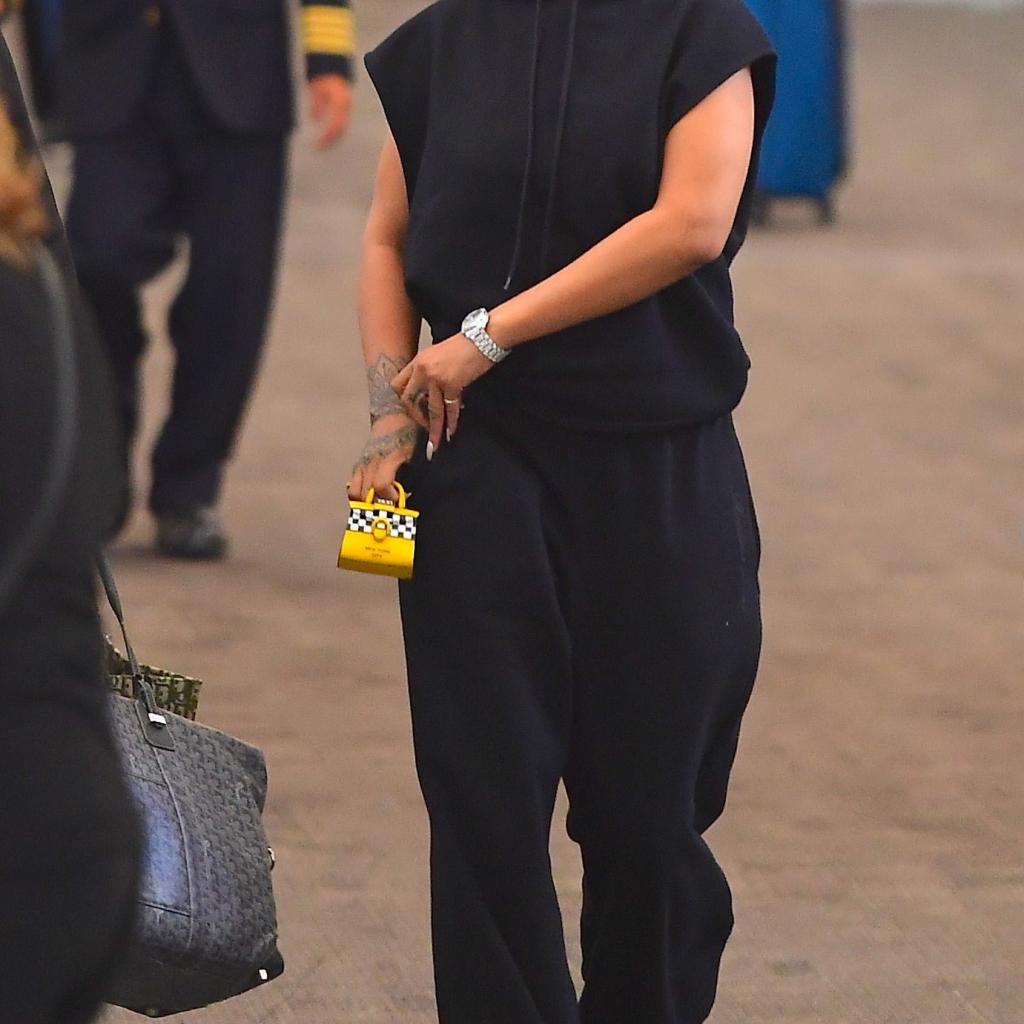 6. Rihanna, la meilleure Insta-ambassadrice de la planète fashion, photographiée à l’aéroport de New-York en Septembre 2019 avec, au bout des doigts, le très photogénique Miniature New York Taxi Driver de Delvaux. 