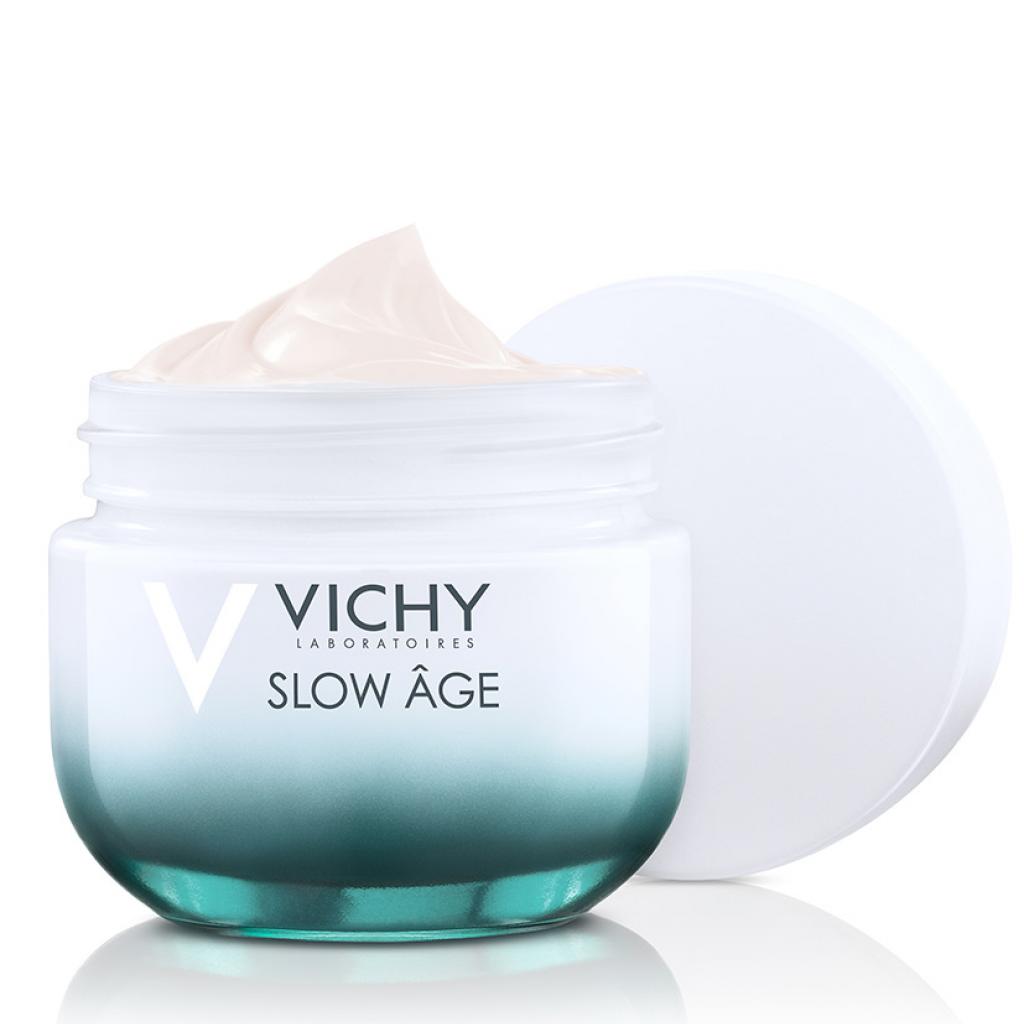 La beauté via une peau en bonne santé, c’est la stratégie Slow Age de Vichy. Une formulation vraiment simple pour ralentir le processus du vieillissement cutané : antioxydants, probiotiques, filtres UV. 31,55 € les 50 ml.