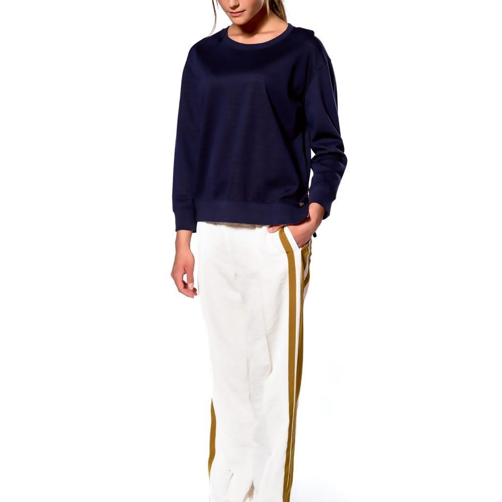 <strong>Pantalon et sweatshirt en coton,</strong> <em>Bellerose,</em> 159 euros et 139 euros.