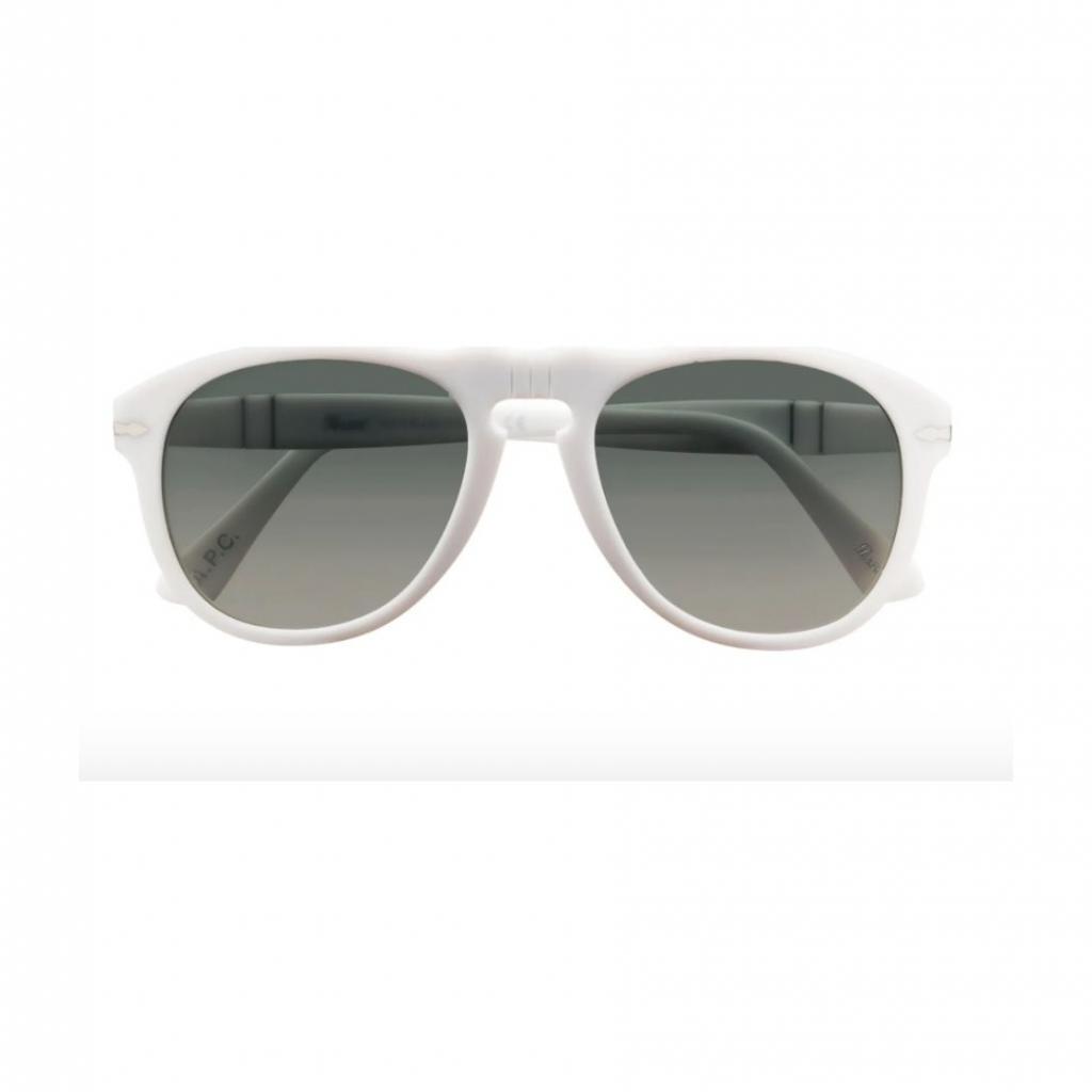 Lunettes Persol 649, A.P.C, 320 €, <a href="https://www.apc.fr/wwuk/women/lunettes/persol-649-sunglasses-acaav-m66029.html#White~TU&amp;292" target="_blank">disponible ici.</a>