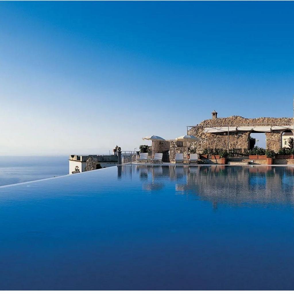 L'hôtel <a href="https://www.belmond.com/hotel-caruso-amalfi-coast/" target="_blank">Caruso </a>à Amalfi, une masseria authentique qui offre une vue imprenable sur la mer depuis sa piscine a débordement. La région amalfitaine en mode Dolce Vita, on adore.