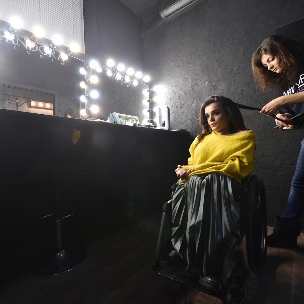 La jeune femme fut choisie en 2017 par le styliste Fiodor Vozianov pour defiler pour la Fashion Week de Kiev en Ukraine. Elle a toujours reve d'etre modele mais a toujours ete refusee par les agences. Devenue depuis conseillee du maire, elle tente d'ouvrir les portes aux personnes handicapees pour que le podium soit aussi le leur. 