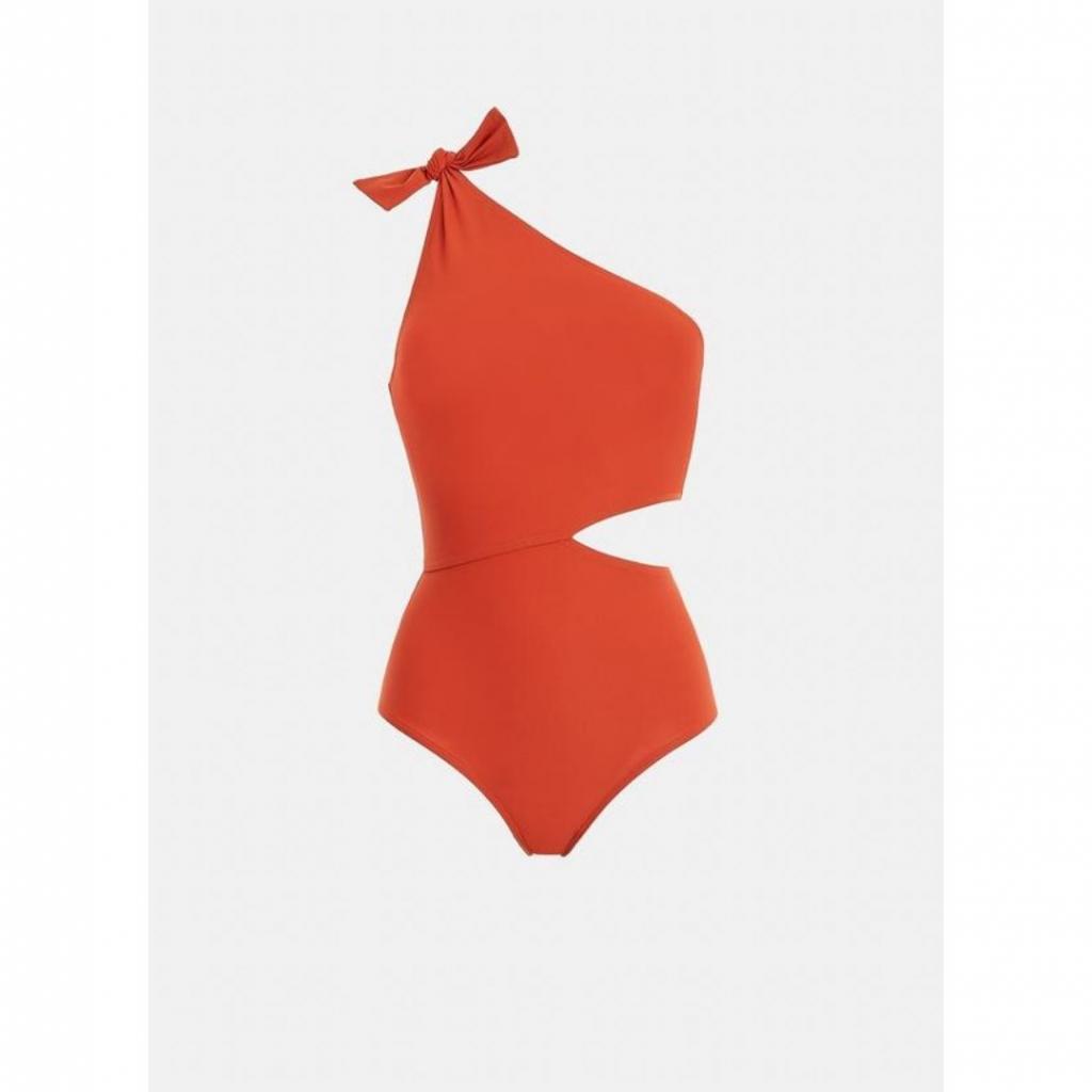 <em>Le Une-Pièce asymétrique, Re.Sea, 195 €, à shopper <a href="https://www.resea-swimwear.com/collections/maillots/products/longitude-06-rouille " target="_blank">ici</a>.</em>