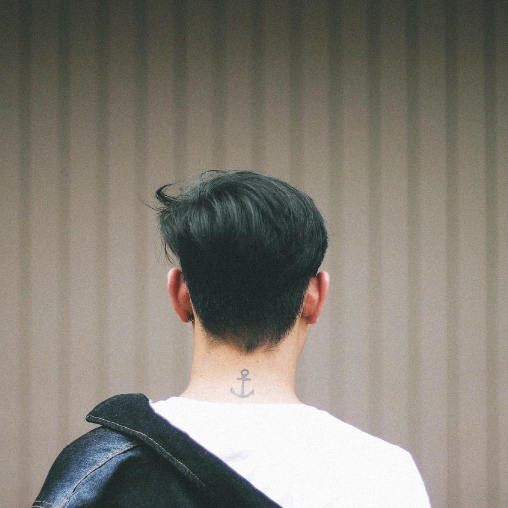 Idem que pour le tatouage au cou, en haut du dos, il est dissimulé par les cheveux et même par les vêtements. <sub><em>Crédits : Pexels / Miguel Constantin</em></sub>