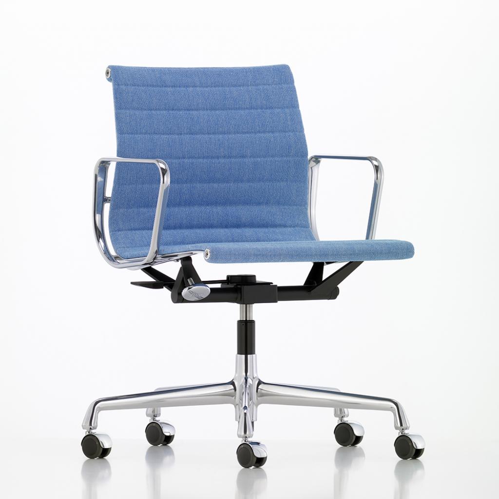 Créé en 1958, ce fauteuil reste une référence. Le mécanisme d’inclinaison de l’assise peut être adapté au poids de l’utilisateur et son large choix de couleurs permet de l’intégrer partout. Modèle Aluminium Chair EA 117/118 (avec assise plus étroite)/119 (avec dossier plus haut), création Ray &amp; Charles Eames, à partir de 2 060 €, en tissu et 3 121 € en cuir, chez Vitra.<br /> © Vitra