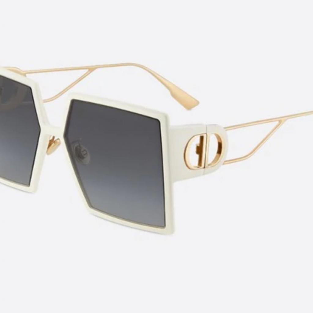 Lunettes carrées 30Montaigne, Dior, 390 €, <a href="https://www.dior.com/fr_be/products/couture-30MNTGN_SZJ1I-30-montaigne-lunettes-de-soleil-carrees-ivoire" target="_blank">disponible ici.</a> 