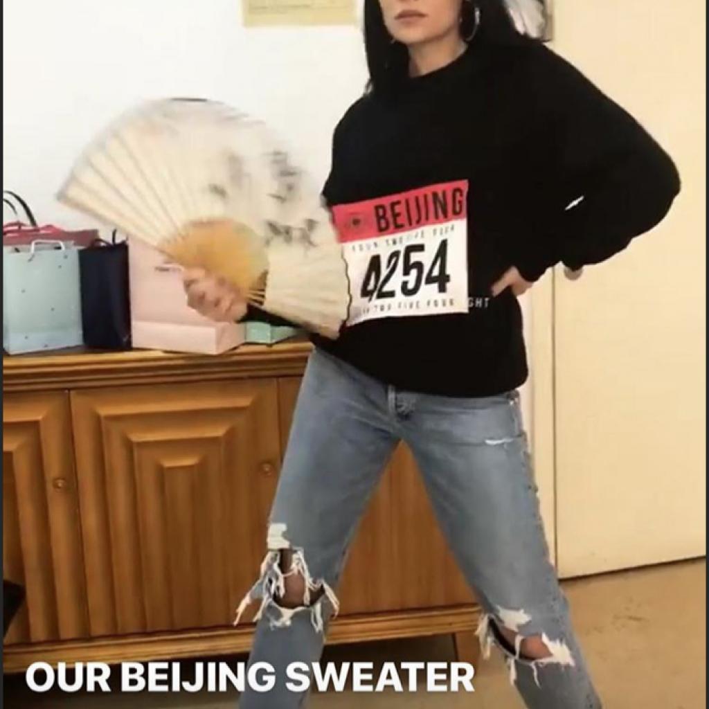 9. Sur cette story publiée en 2019 lors d’une tournée en Chine, la chanteuse britannique Jessie J. porte le sweater Beijing du label 42/54 d’Olivia Borlée et Elodie Ouedraogo. La force de cette image réside dans son côté spontané et imparfait, donc totalement Instagram. 