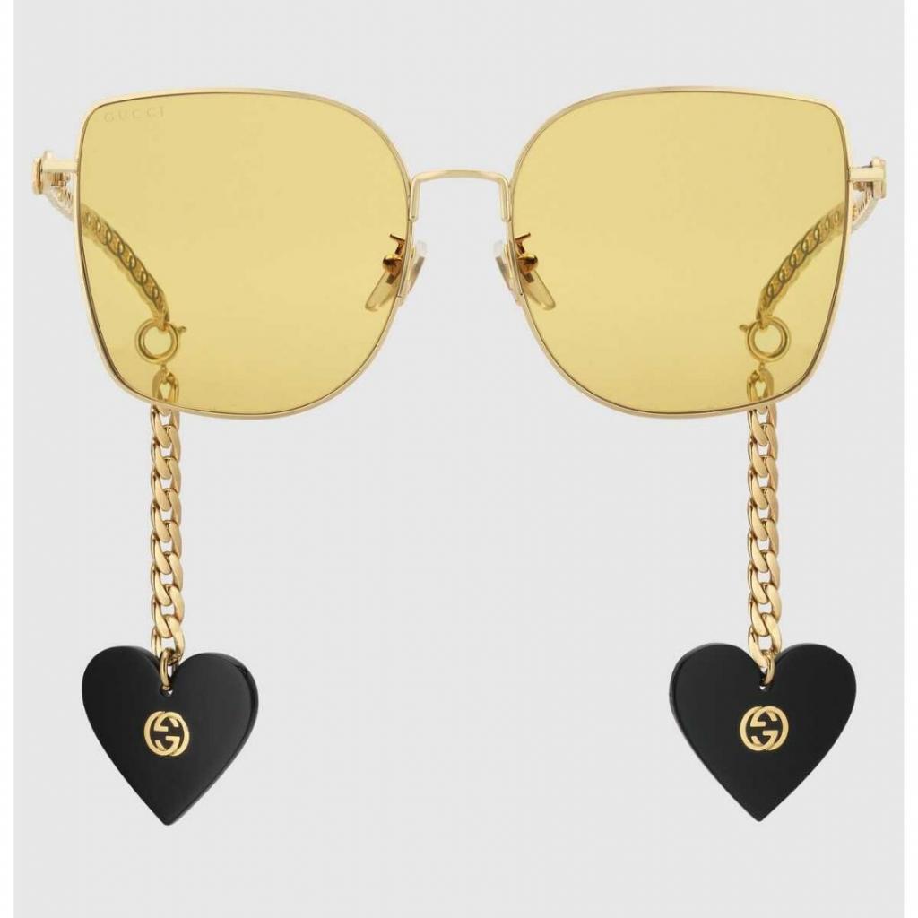 Lunettes avec breloques, Gucci, 590 €, <a href="https://www.gucci.com/be/fr/pr/women/accessories-for-women/sunglasses-for-women/square-rectangle-sunglasses-for-women/online-exclusive-specialized-fit-sunglasses-with-charms-p-623839I33308074 )" target="_blank">disponible exclusivement en ligne.</a> 