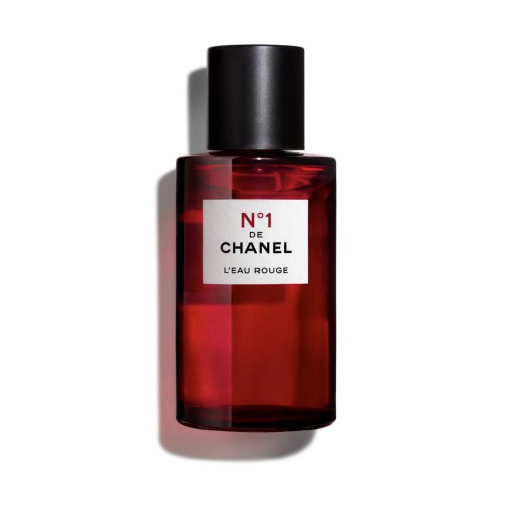 Issue de la gamme écoresponsable au camélia rouge de Chanel, une eau revitalisante, composée à 97 % d’ingrédients d’origine naturelle, pensée pour vivifier et rebooster.<br /><em>Eau rouge vitalisante N°1, Chanel, 105 € pour 100 ml.</em>