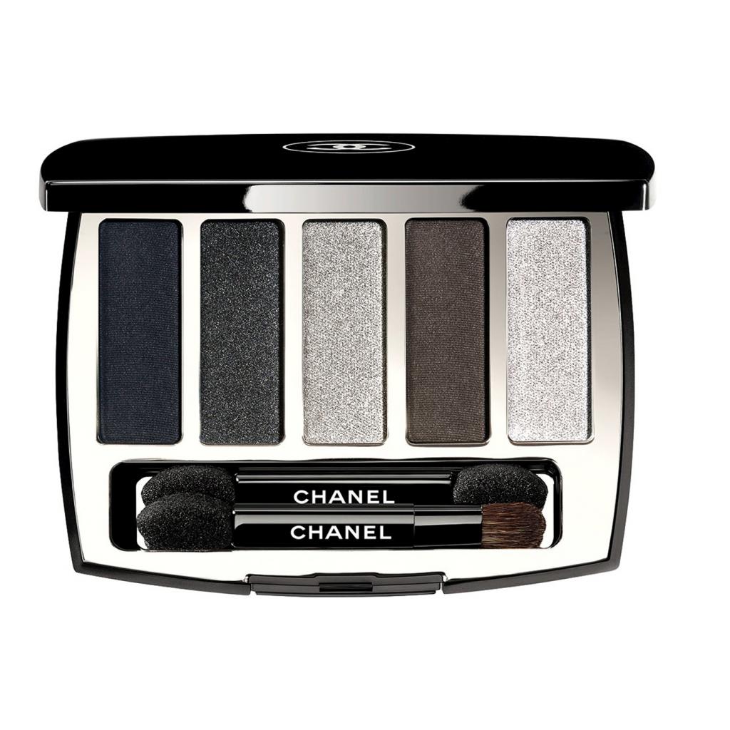 Chez Chanel, Lucia Pica s’est inspirée des matériaux urbains – verre, métal et caoutchouc – pour créer des ombres loin de toute mièvrerie. Zoom sur la palette de cinq teintes allant du bleu mat au gris miroir.<strong>Ombres à paupières Architectonic, </strong>en édition limitée, <em>Chanel, </em>57 €, en parfumeries